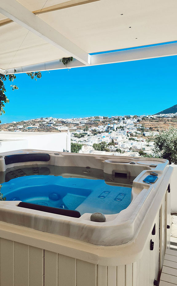 Vue panoramique depuis le jacuzzi de l'hôtel Petali village