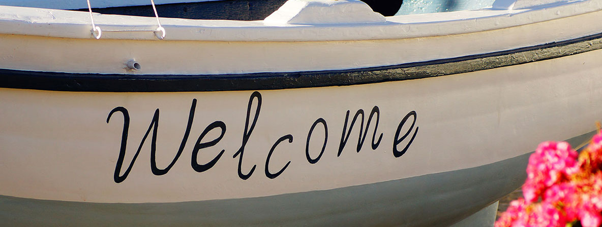 Bateau traditionnel en bois à l'entrée de l'hôtel